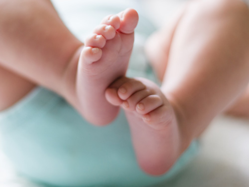 Jennifer Muller ostéopathe Paris16 bébé positionnement pieds
